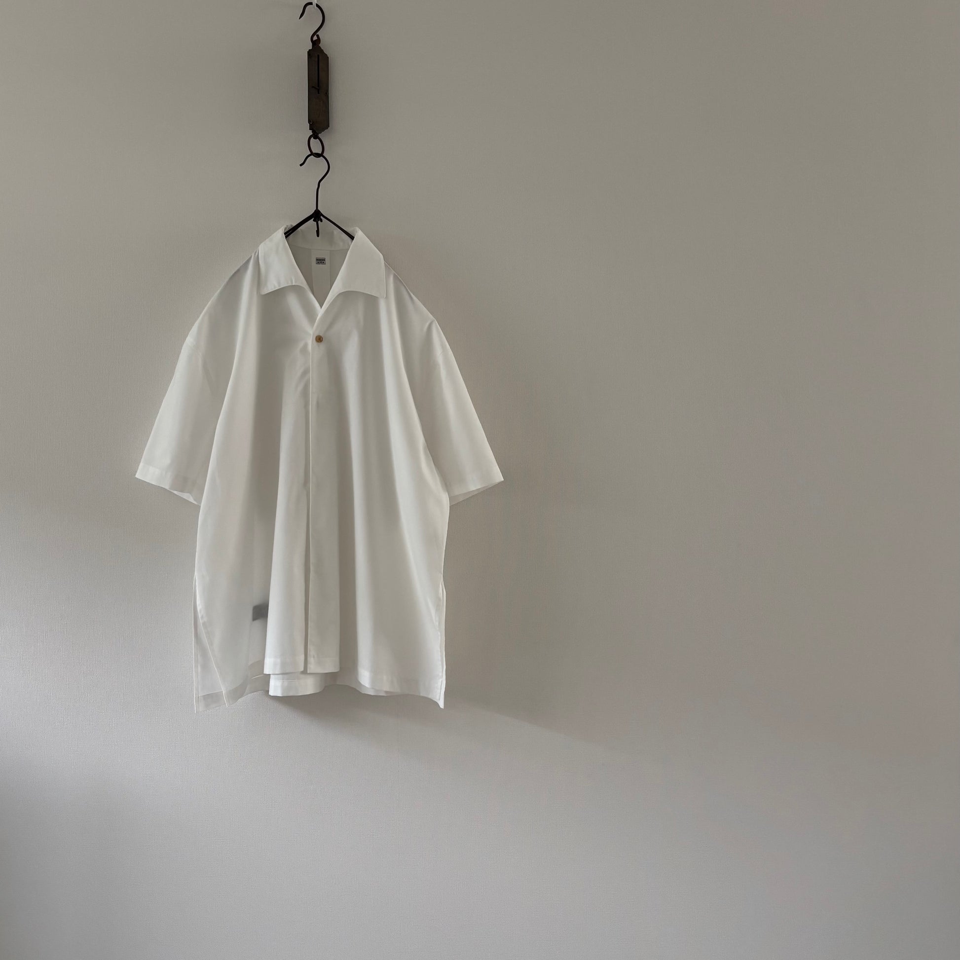 cleaveland×BELLA MOLNAR<br> : commander<br> « Chemisier original de tante à manches courtes » vft