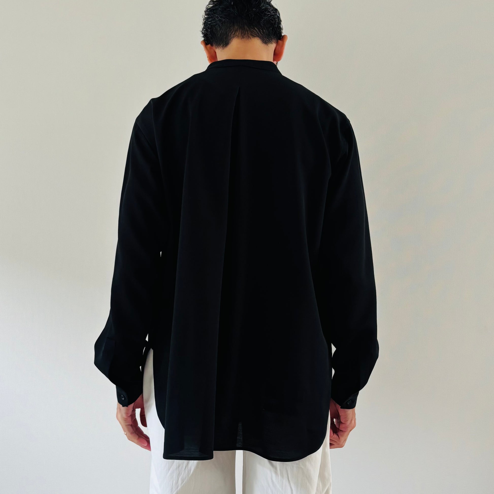 Cleaveland × Bella Molnar<br> commander<br> « Habille le tricheur » vwr