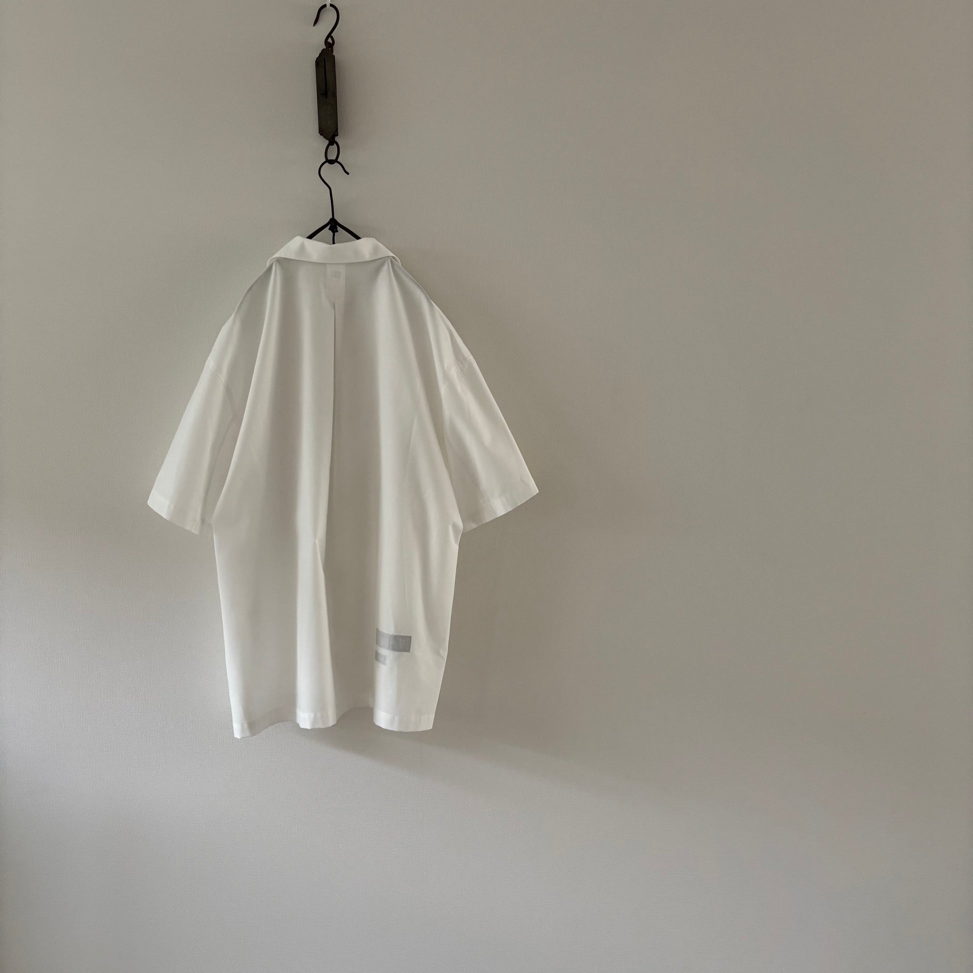 cleaveland×BELLA MOLNAR<br> : commander<br> « Chemisier original de tante à manches courtes » vft