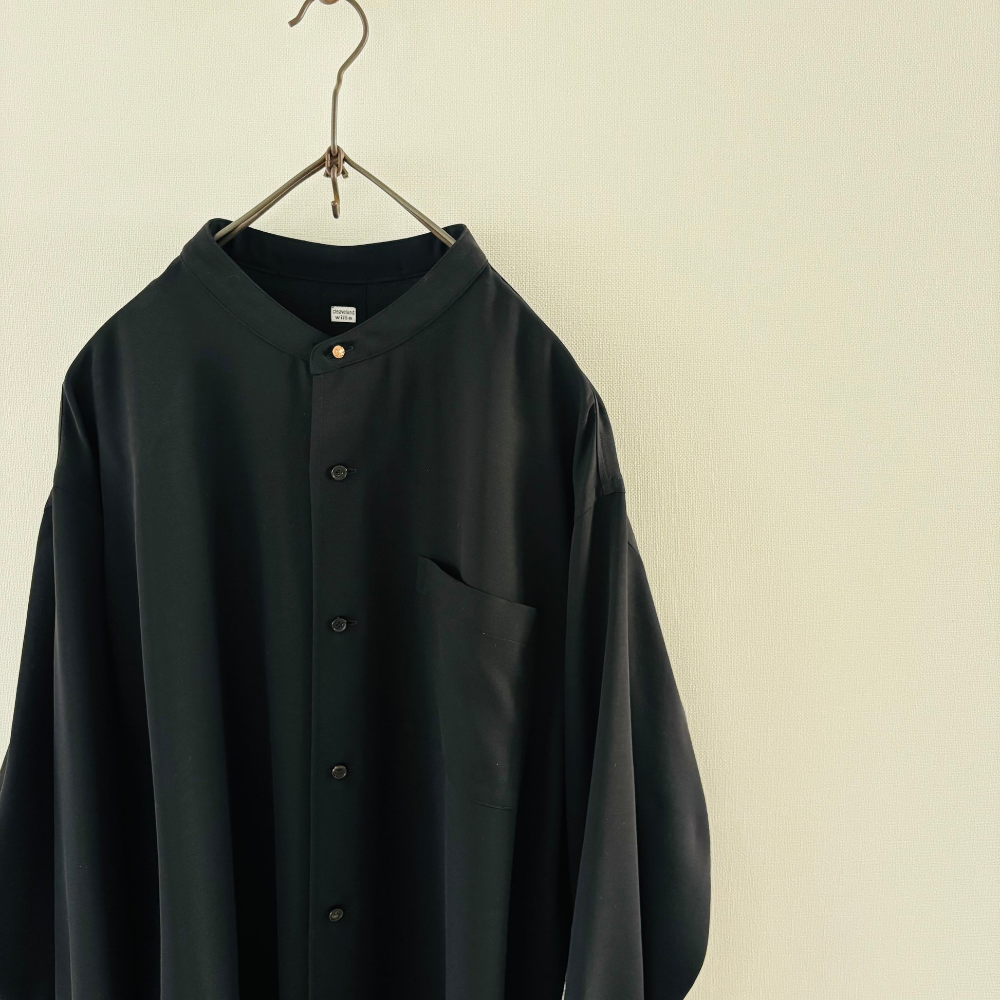 Cleaveland × Bella Molnar<br> commander<br> « Habille le tricheur » vwr