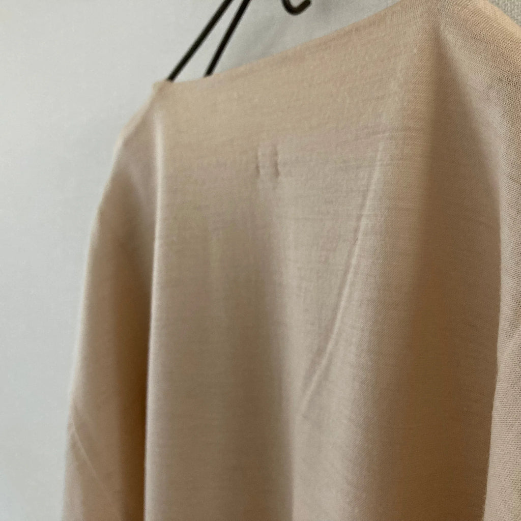 Cleaveland<br> "De partout"<br> Pull en V à manches courtes en jersey de laine beige moka