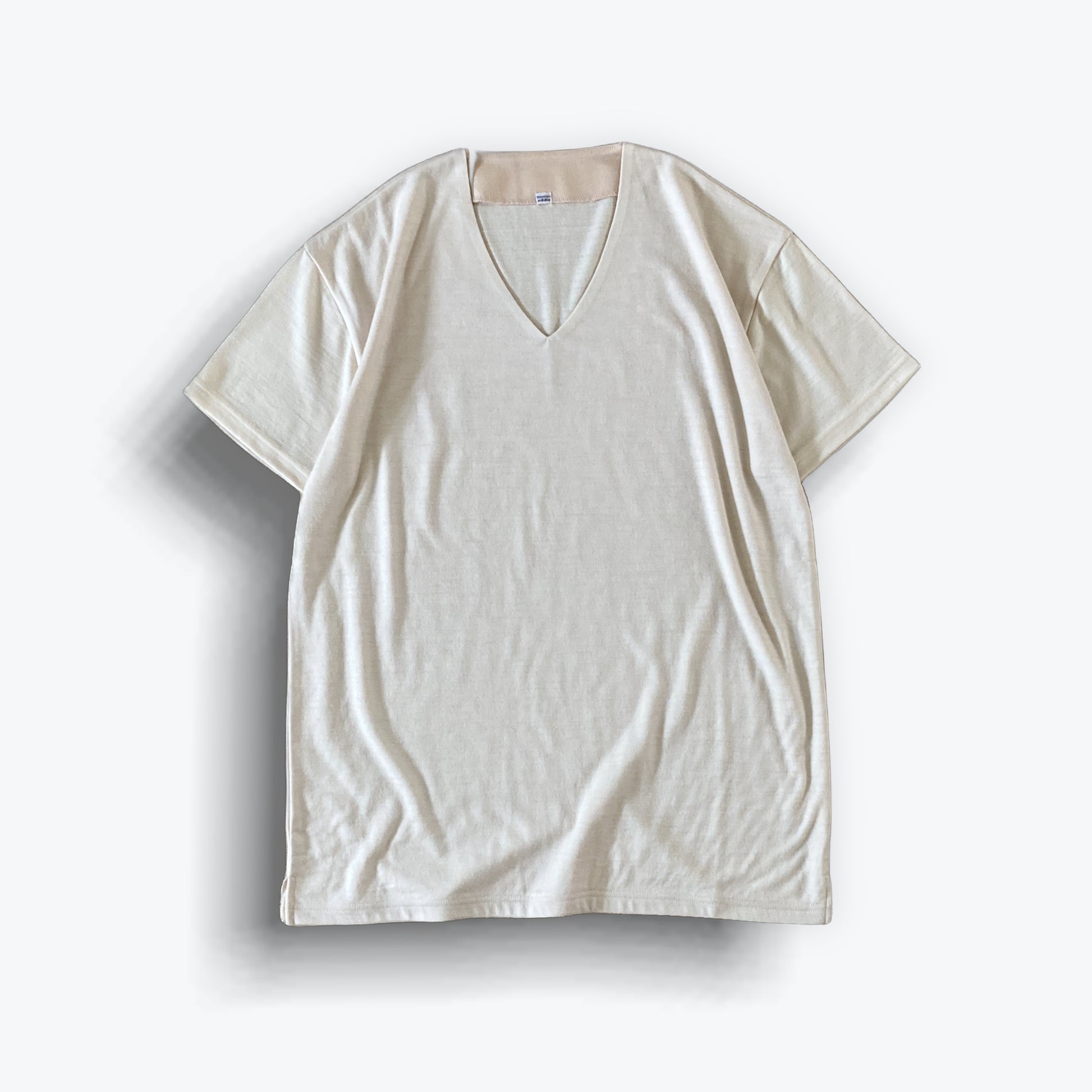 Cleaveland<br> "De partout"<br> Pull en V à manches courtes en jersey de laine beige clair