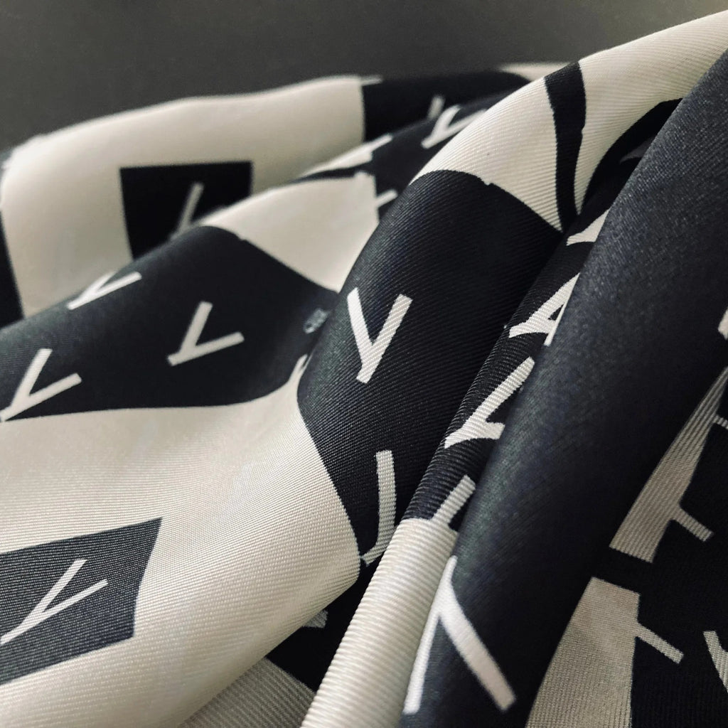 cleaveland×BELLA MOLNAR<br> “13 roses” scarf