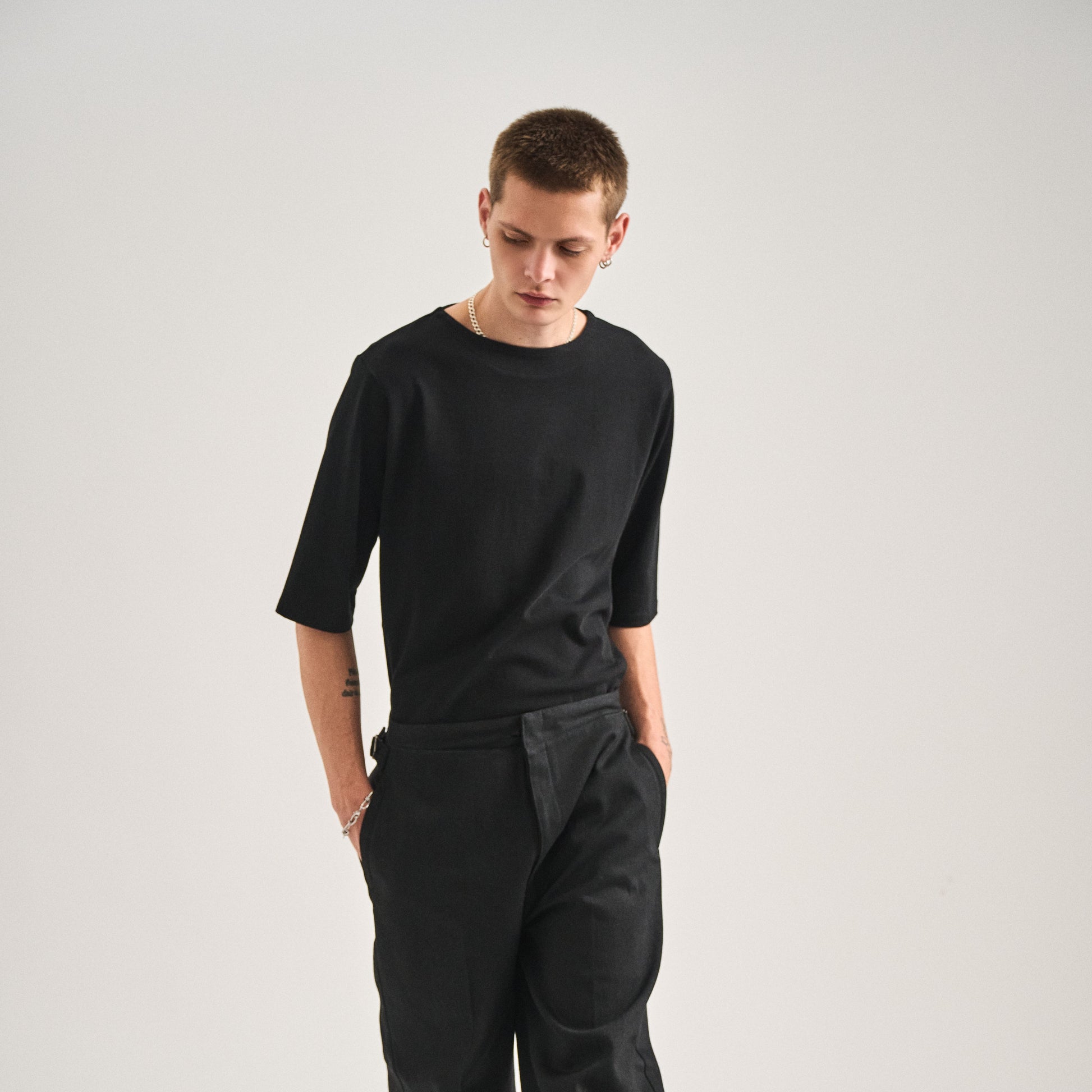 ”Out of everywhere” <br> Pull C/demi-manches soie noire