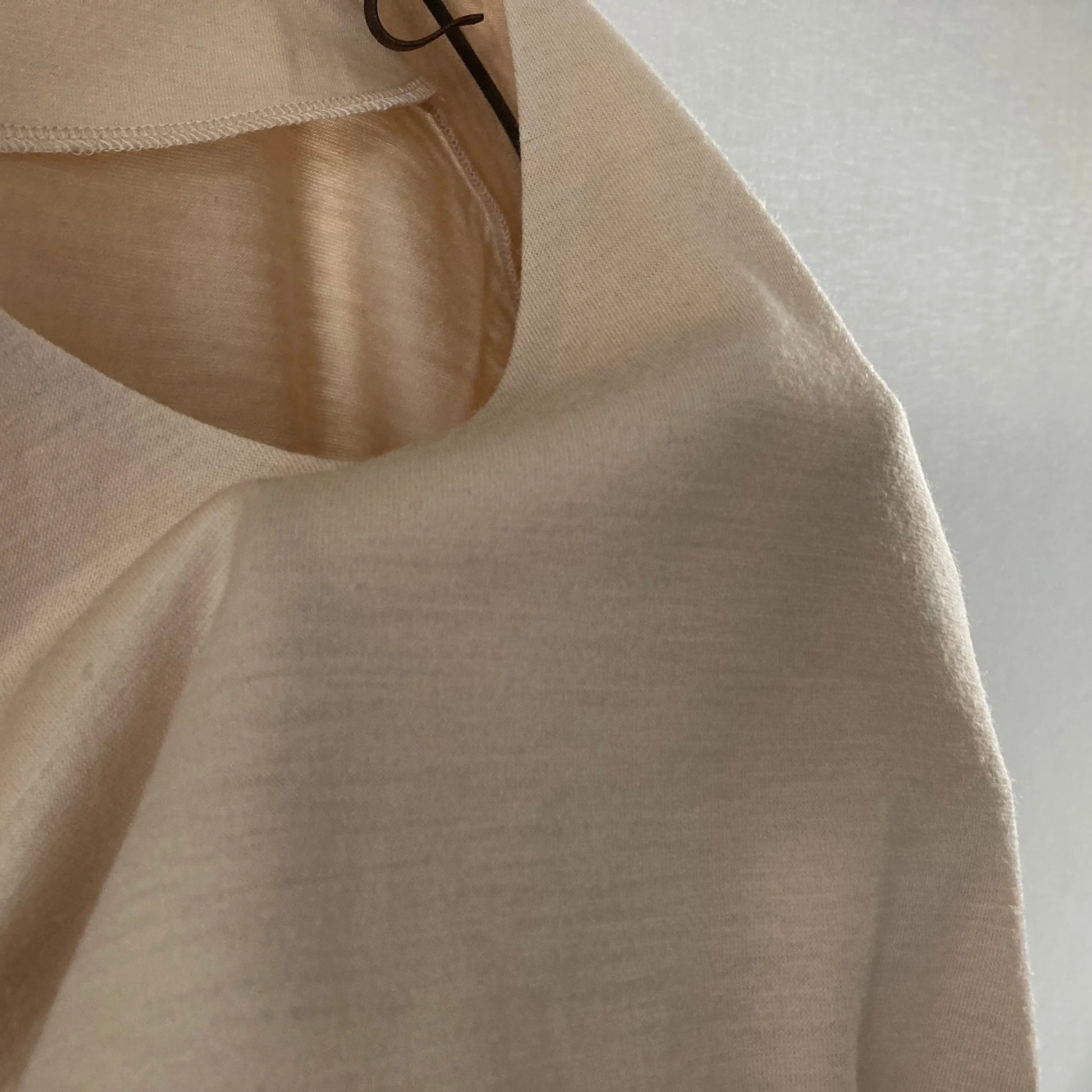 Cleaveland<br> "De partout"<br> Pull en V à manches courtes en jersey de laine beige moka