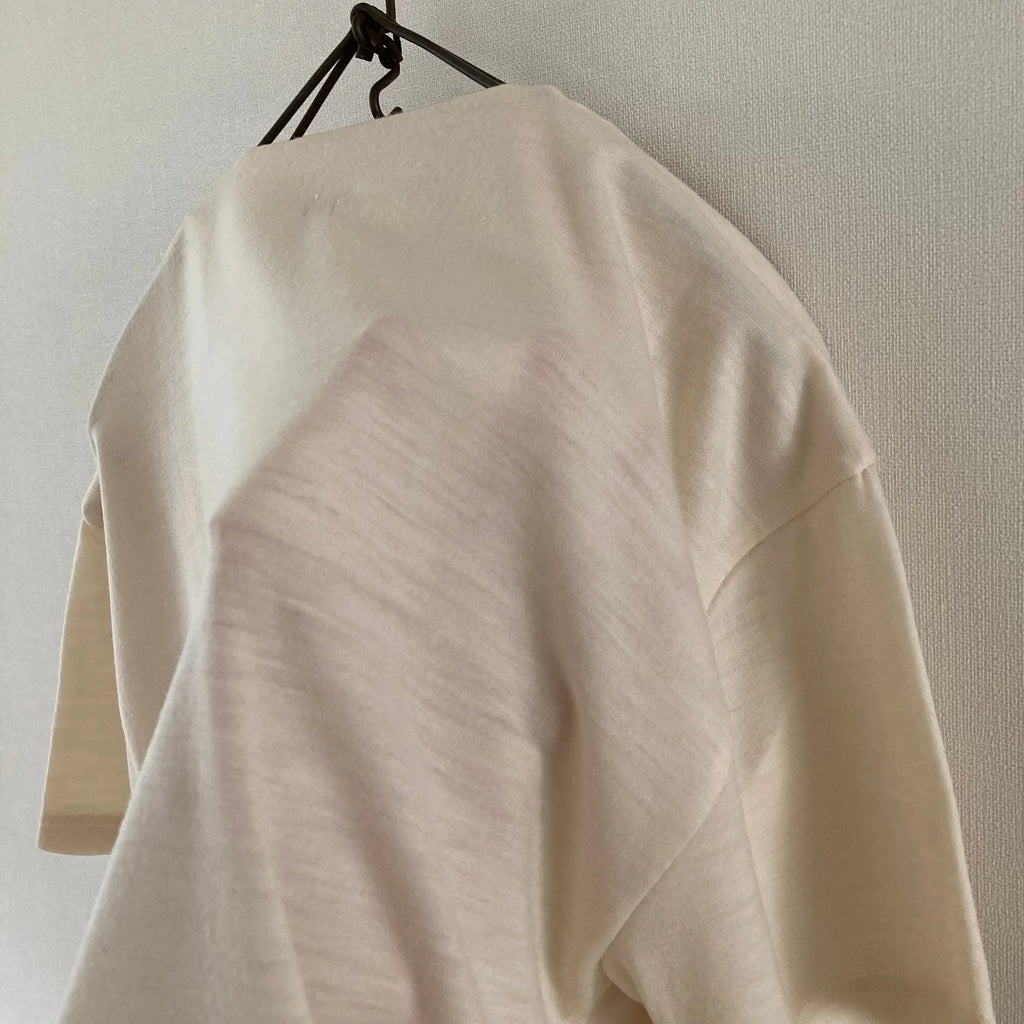 Cleaveland<br> "De partout"<br> Pull en V à manches courtes en jersey de laine beige clair