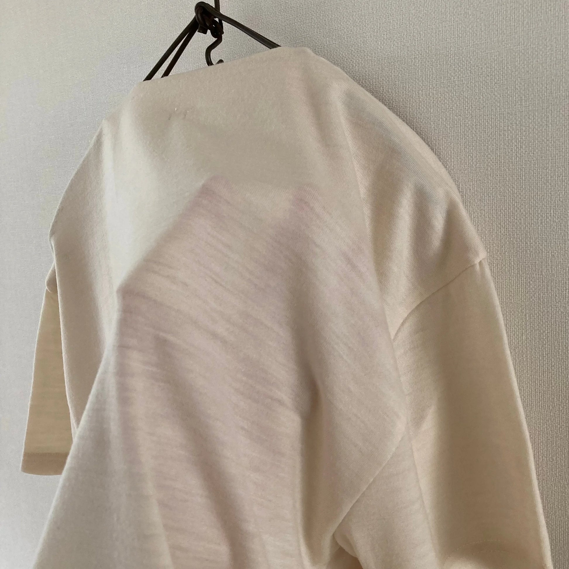 Cleaveland<br> "De partout"<br> Pull en V à manches courtes en jersey de laine beige clair