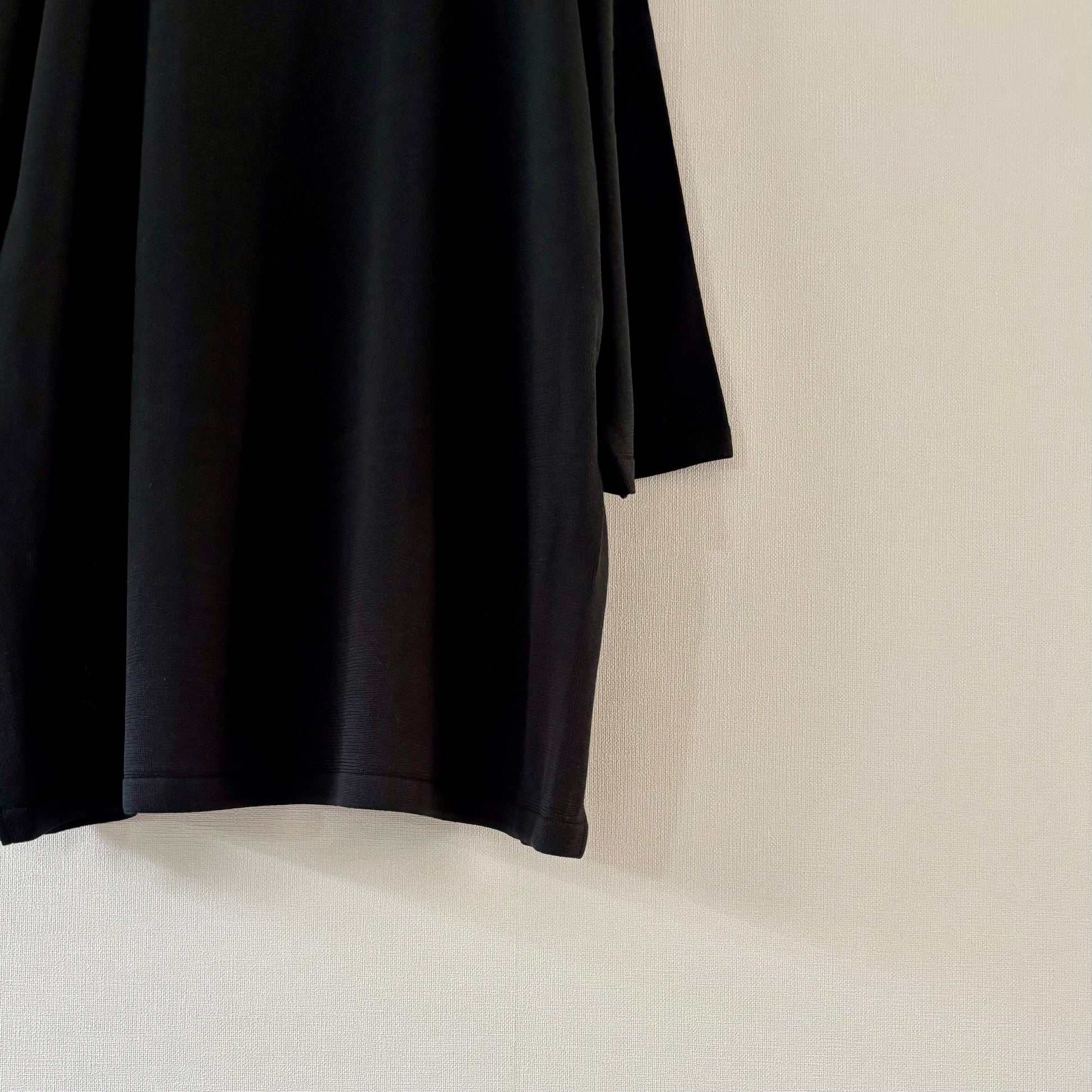 ”Out of everywhere” <br> Pull C/demi-manches soie noire