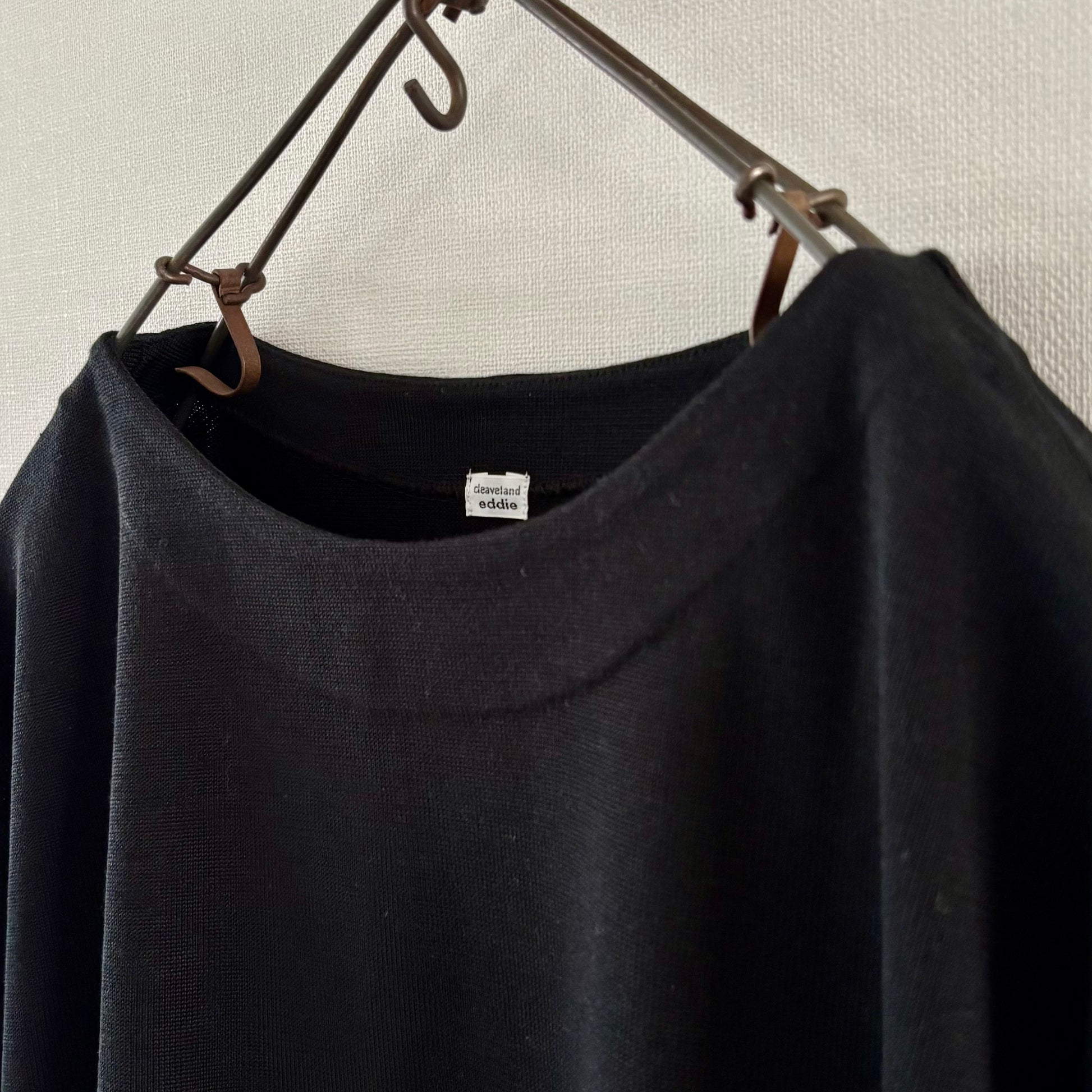 ”Out of everywhere” <br> Pull C/demi-manches soie noire