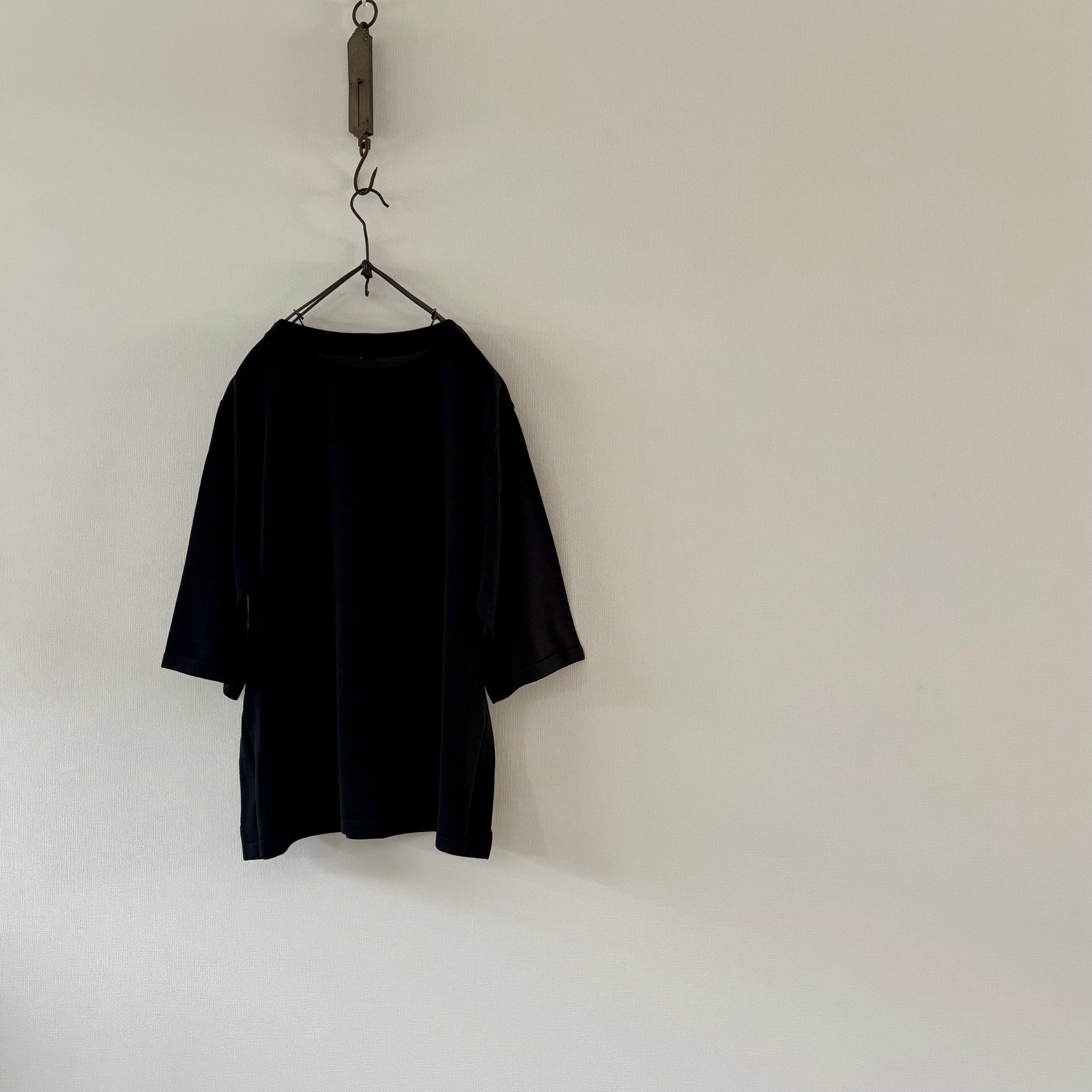 ”Out of everywhere” <br> Pull C/demi-manches soie noire
