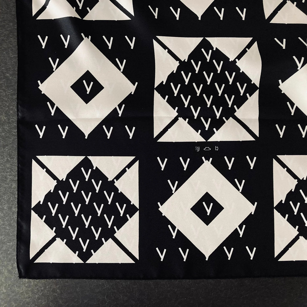 cleaveland×BELLA MOLNAR<br> “13 roses” scarf