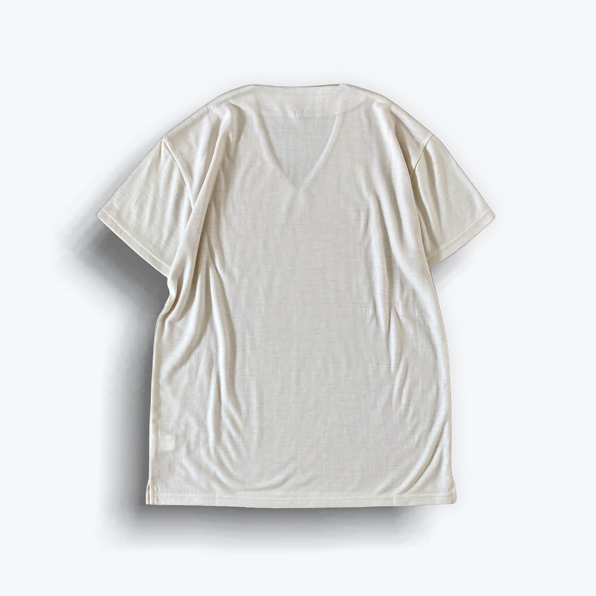 Cleaveland<br> "De partout"<br> Pull en V à manches courtes en jersey de laine beige clair