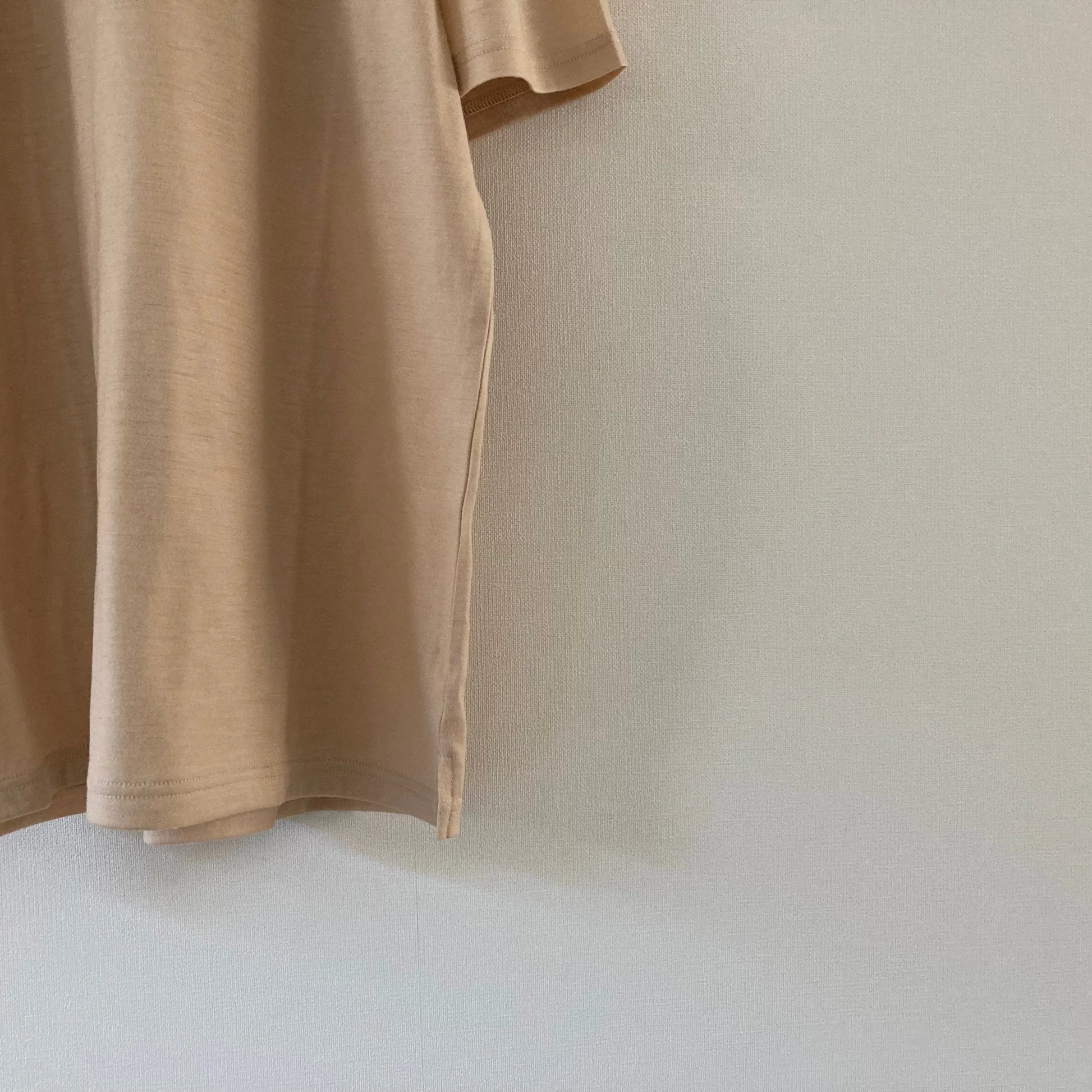 Cleaveland<br> "De partout"<br> Pull en V à manches courtes en jersey de laine beige moka