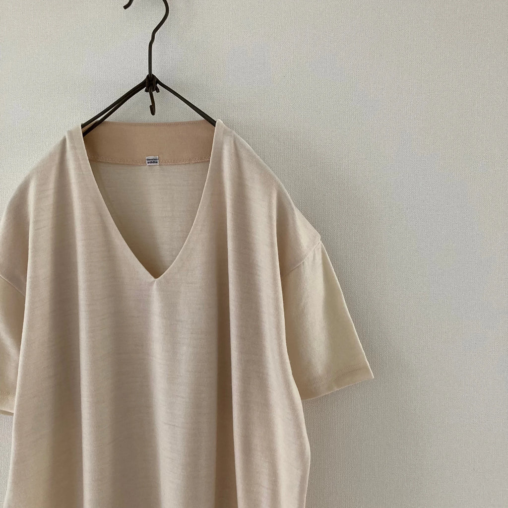 Cleaveland<br> "De partout"<br> Pull en V à manches courtes en jersey de laine beige clair