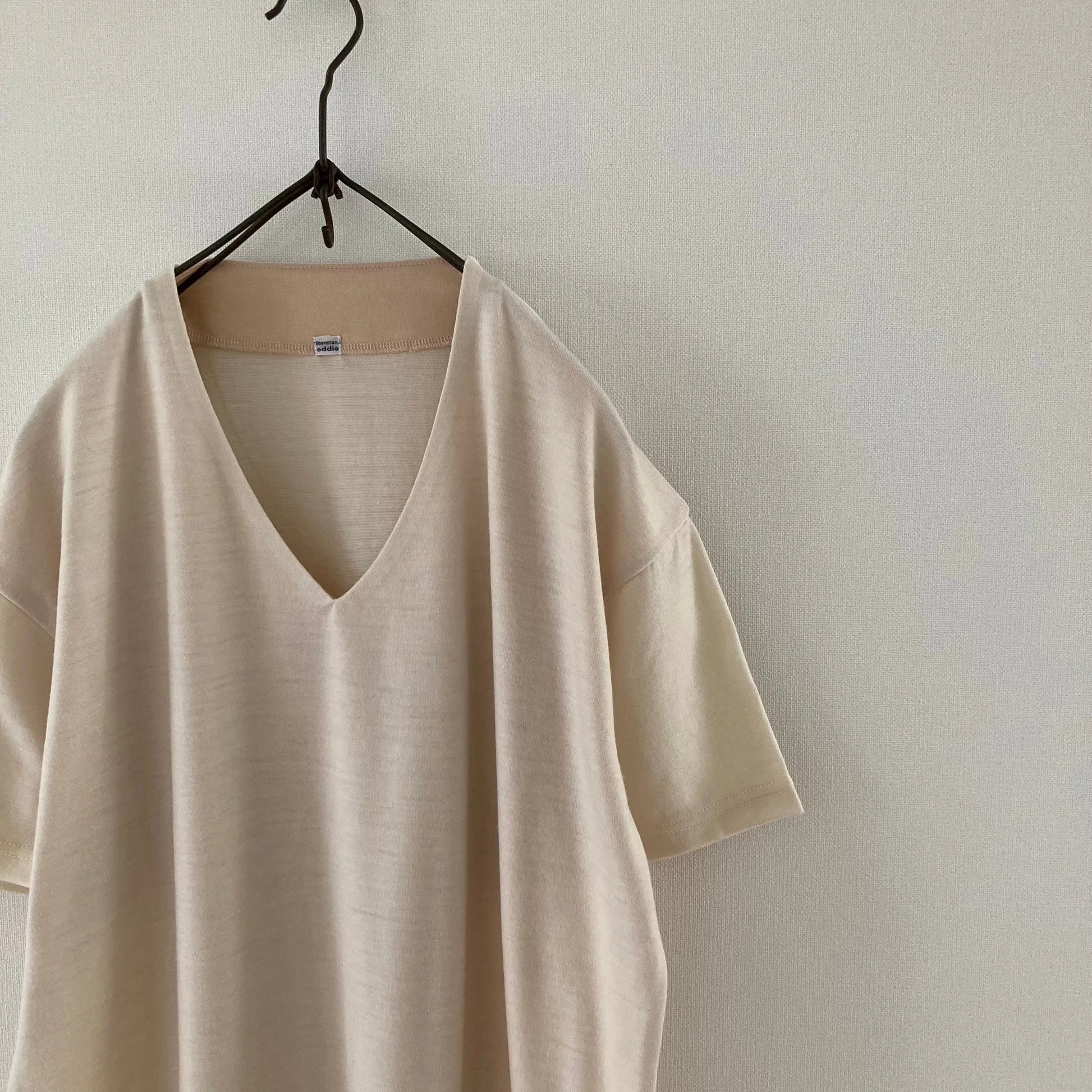 Cleaveland<br> "De partout"<br> Pull en V à manches courtes en jersey de laine beige clair