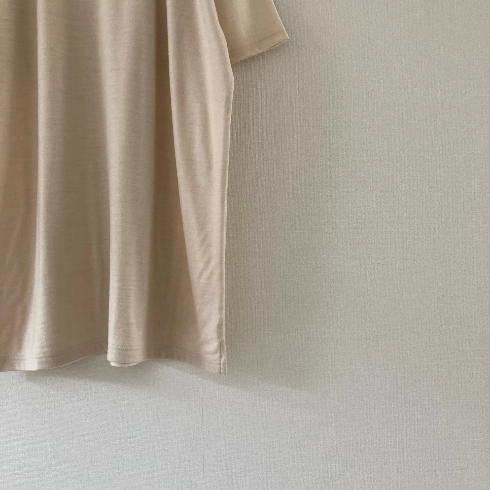 Cleaveland<br> "De partout"<br> Pull en V à manches courtes en jersey de laine beige clair