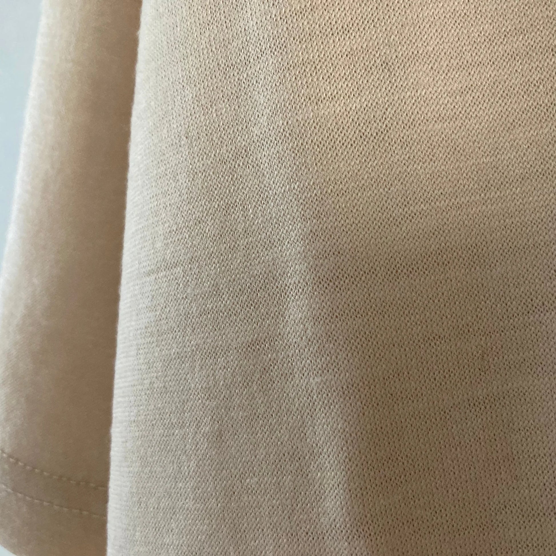Cleaveland<br> "De partout"<br> Pull en V à manches courtes en jersey de laine beige moka