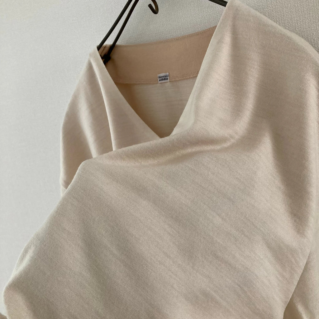 Cleaveland<br> "De partout"<br> Pull en V à manches courtes en jersey de laine beige clair