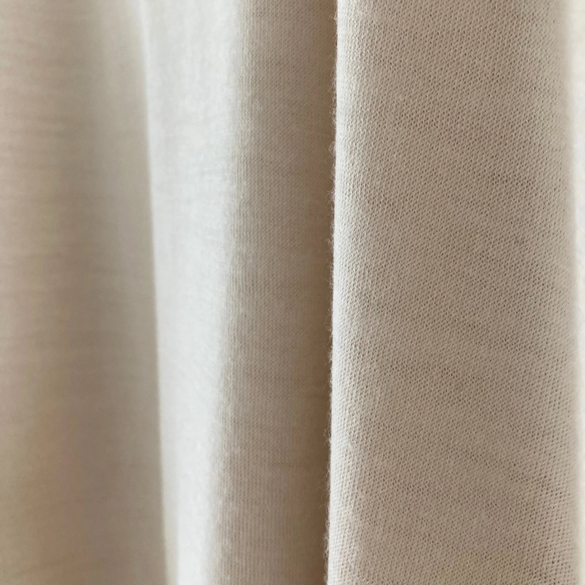 Cleaveland<br> "De partout"<br> Pull en V à manches courtes en jersey de laine beige clair