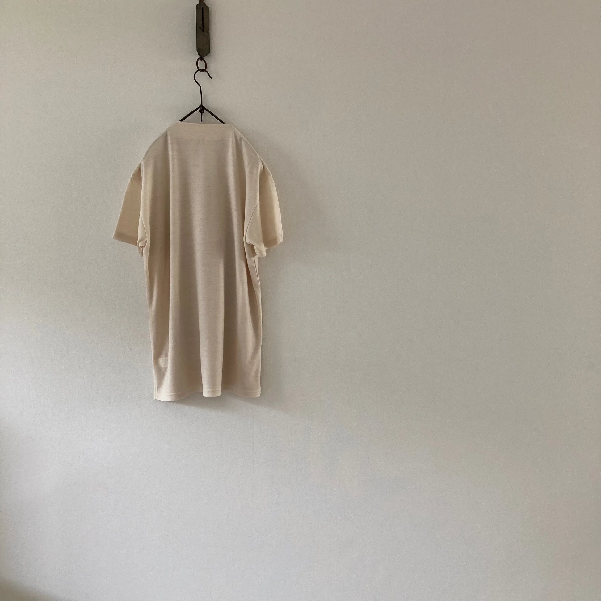 Cleaveland<br> "De partout"<br> Pull en V à manches courtes en jersey de laine beige clair