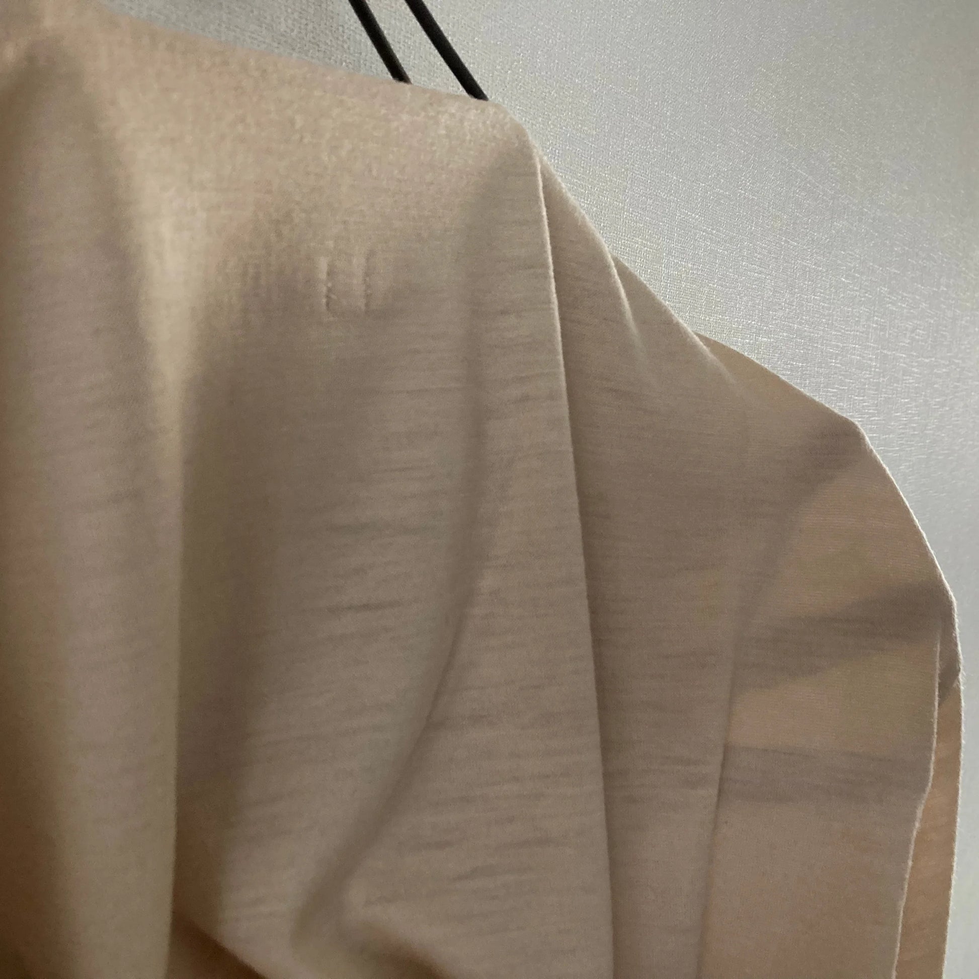 Cleaveland<br> "De partout"<br> Pull en V à manches courtes en jersey de laine beige moka