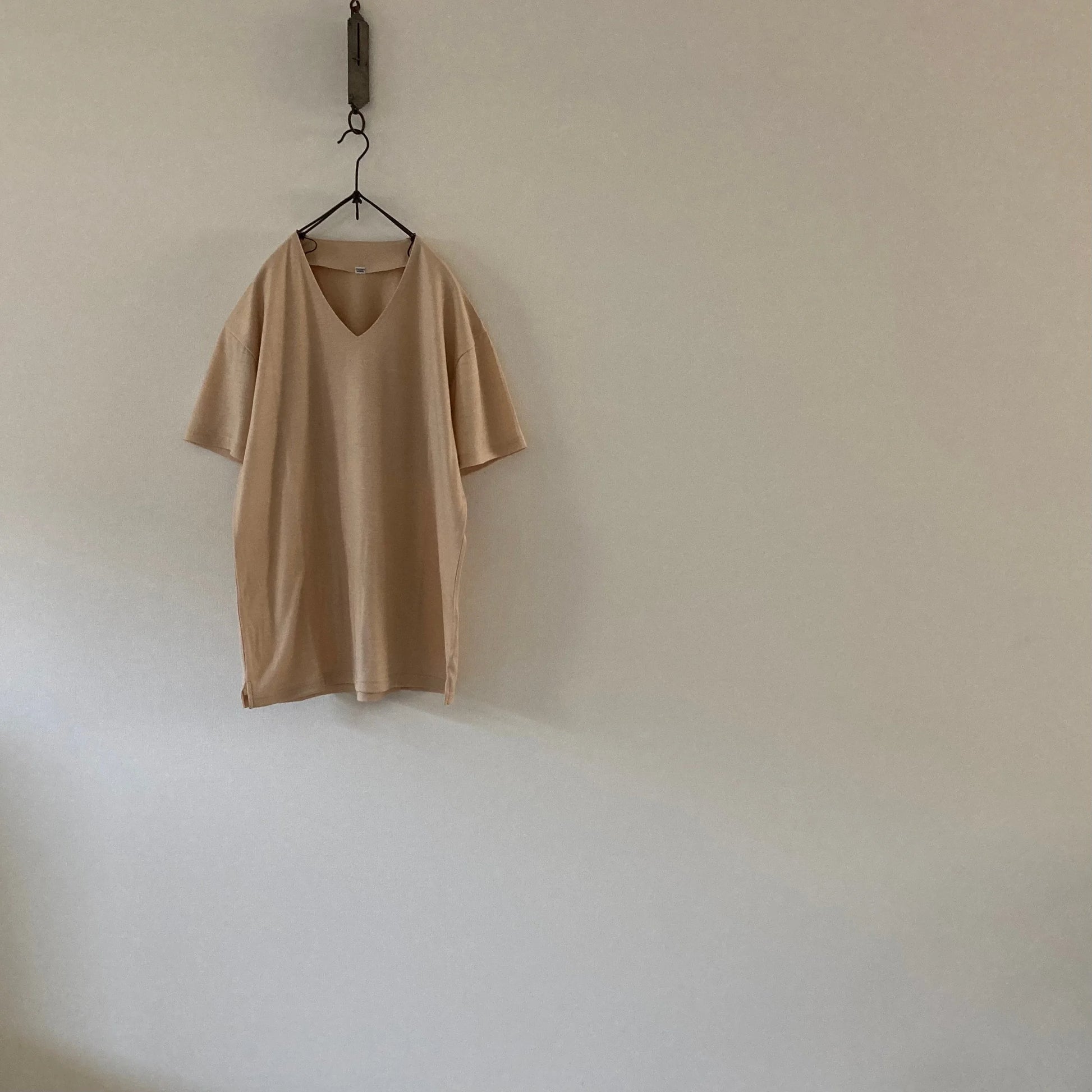 Cleaveland<br> "De partout"<br> Pull en V à manches courtes en jersey de laine beige moka