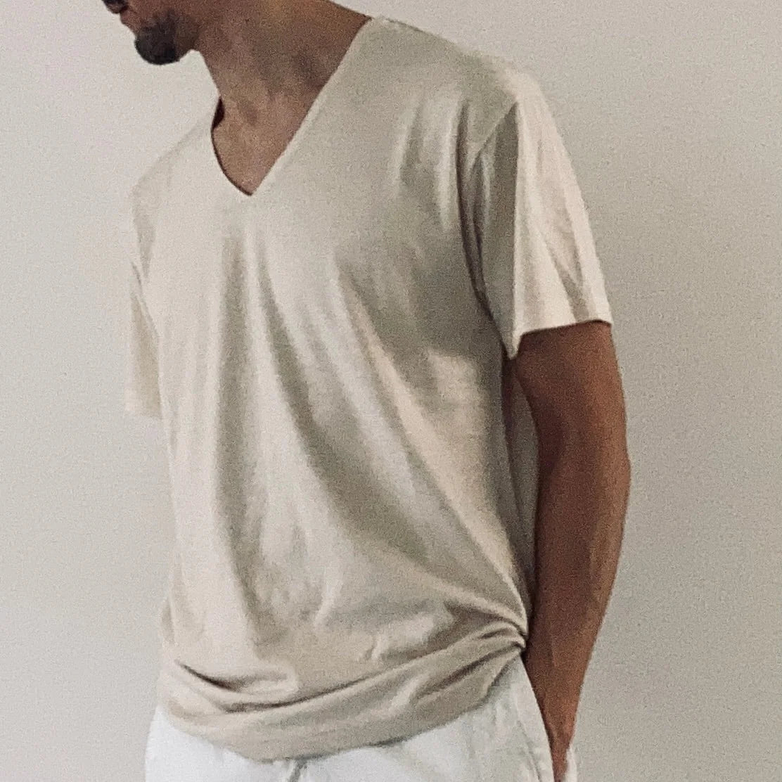 Cleaveland<br> "De partout"<br> Pull en V à manches courtes en jersey de laine beige clair