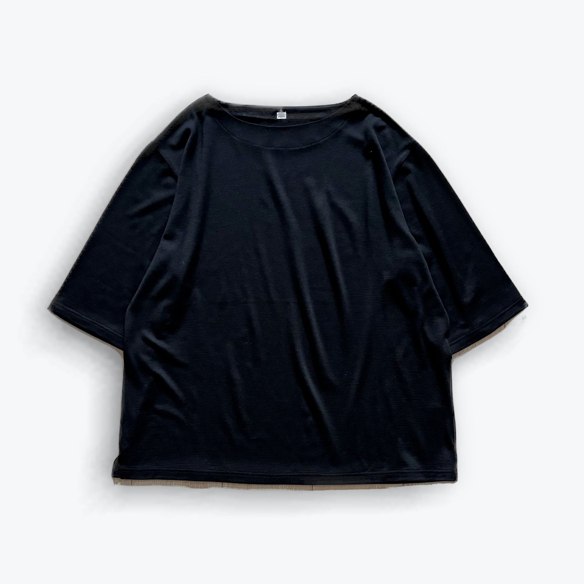 Cleaveland<br> "De partout"<br> Pull en jersey de laine noir à manches courtes