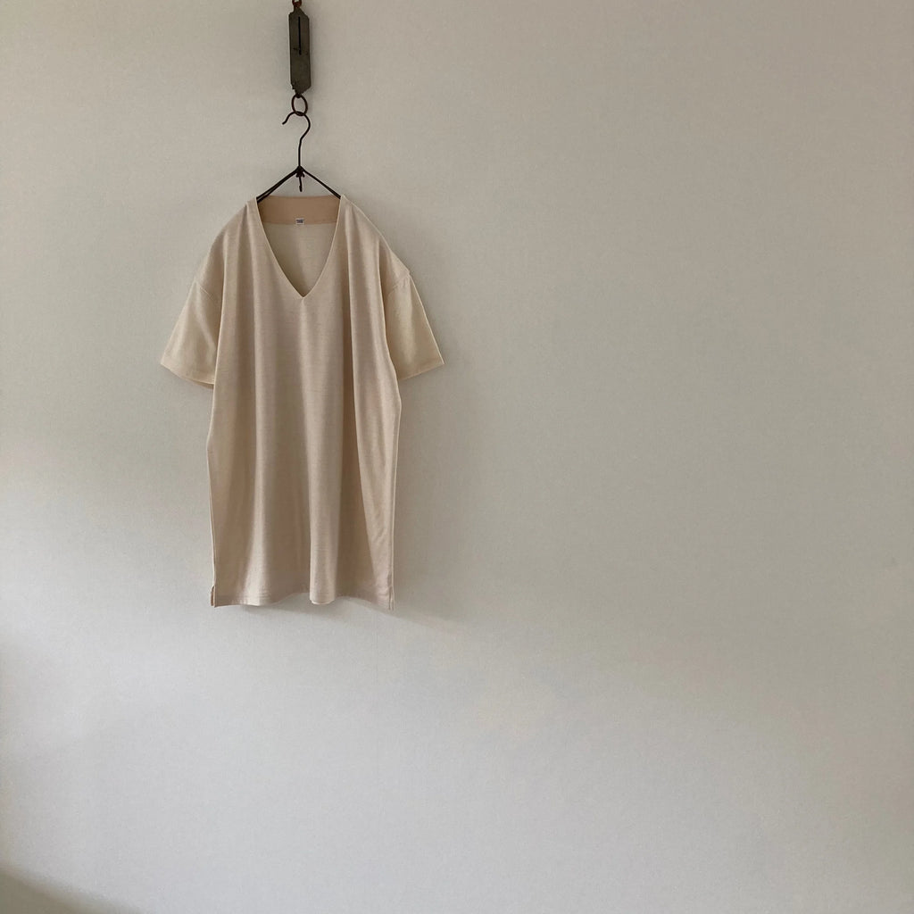 Cleaveland<br> "De partout"<br> Pull en V à manches courtes en jersey de laine beige clair