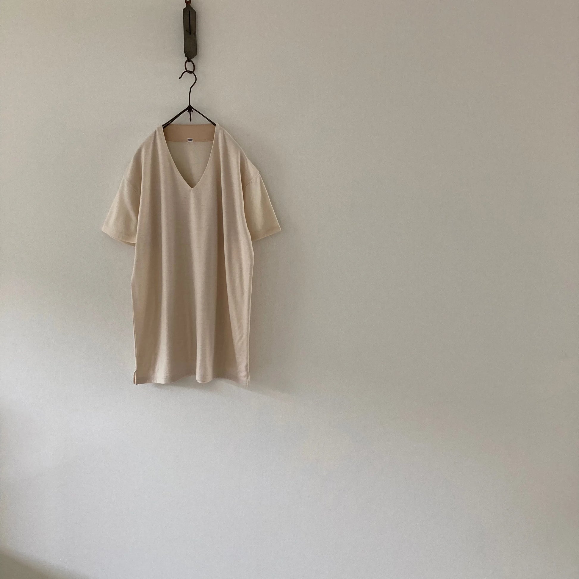 Cleaveland<br> "De partout"<br> Pull en V à manches courtes en jersey de laine beige clair